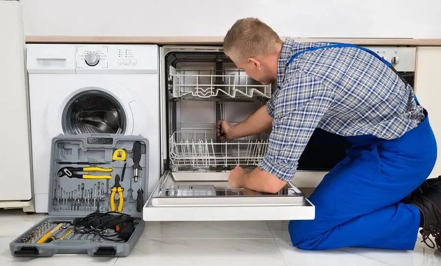 Körfez Luxell servisi teknisyen ekibi beyaz eşya tamiri yaparken